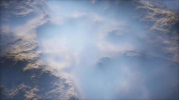 ferne Bergkette und dünne Nebelschicht über den Tälern foto