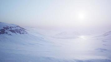 Luftlandschaft von schneebedeckten Bergen und eisigen Küsten in der Antarktis foto