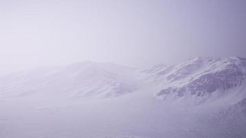 Luftlandschaft von schneebedeckten Bergen und eisigen Küsten in der Antarktis foto