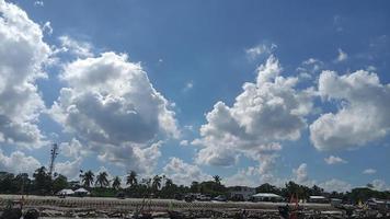 hintergrundbild des blauen himmels megna river und paddy rice beauty wallpaper image foto