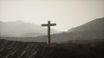 hölzernes Kruzifixkreuz am Berg foto