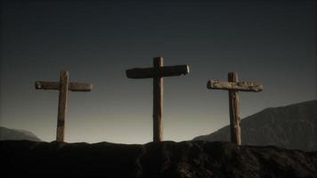 hölzernes Kruzifixkreuz am Berg foto