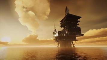 Offshore-Jack-Up-Rig mitten im Meer bei Sonnenuntergang foto