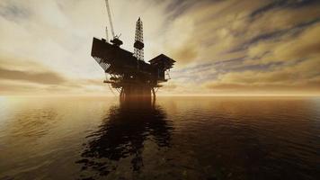 Offshore-Jack-Up-Rig mitten im Meer bei Sonnenuntergang foto