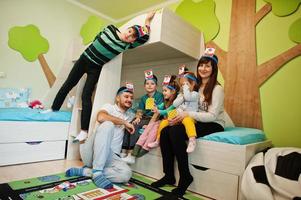 glückliche familie mit vier kindern, die spiel spielen, raten sie mal, wer zu hause spaß hat. foto