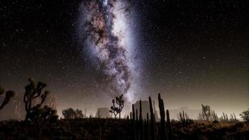 hyperlapse in der wüste des death valley national parks im mondlicht unter galaxiensternen foto