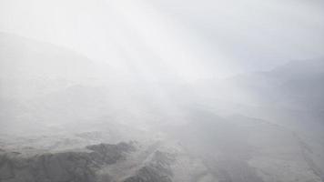 Sonnenstrahlen vor dem Hintergrund der Berge foto