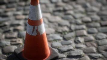 orange-weiß gestreifter Leitkegel foto