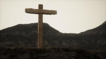 hölzernes Kruzifixkreuz am Berg foto