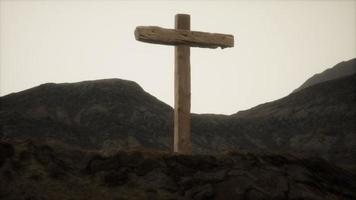 hölzernes Kruzifixkreuz am Berg foto