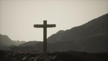 hölzernes Kruzifixkreuz am Berg foto