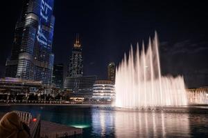 wolkenkratzer burj khalifa nachts in dubai. schöne brunnen vor dem burj khalifa. foto