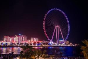 schönes dubai auge oder ain dubai am jumeirah beach bei nacht. Schöne Lichter des Riesenrads in Dubai foto