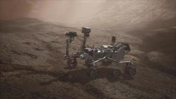 Neugieriger Mars-Rover, der die Oberfläche des Roten Planeten erkundet foto