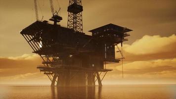 Offshore-Jack-Up-Rig mitten im Meer bei Sonnenuntergang foto