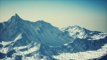 luftaufnahme der alpenberge im schnee foto