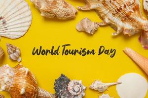 Welttourismustag Inschrift auf gelbem Hintergrund foto