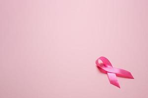 Flatlay-Konzept zur Sensibilisierung für Brustkrebs foto
