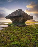 Sonnenuntergang am indonesischen Strand foto