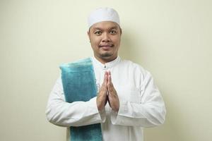 Geste des erwachsenen asiatischen muslimischen Mannes zur Begrüßung foto