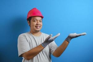 Fetter asiatischer Mann mit Helm foto