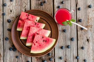 frisch geschnittene Wassermelone auf einem hölzernen Hintergrund foto