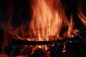 Lagerfeuer mit schönen Flammen. Lagerfeuer. Bushcraft-Feuer foto