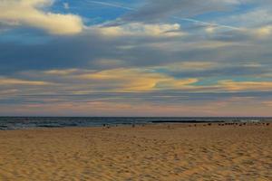 magische Sonnenuntergangsansicht Meereslandschaft mit schönem buntem Himmel, Sonne und Wolken. glatter Sand am Strand weißer Schaum des Ozeans. Karon Phuket Thailand. foto