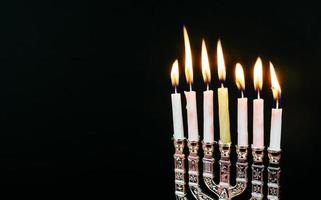 jüdischer feiertag chanukka kreativer hintergrund mit menorah. Ansicht von oben Fokus auf. foto