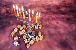 jüdischer feiertag chanukka kreativer hintergrund mit menorah. Ansicht von oben Fokus auf. foto