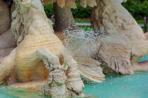 Wasserbrunnen im Park. spritzende Ströme von in Stream Gießen aus . am Oberflächensee. im Sommer . foto