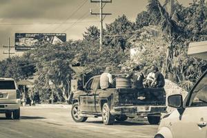 tulum mexiko 02. februar 2022 fahrt durch typische straßenverkehrsautos von tulum mexiko. foto