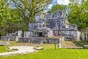 alte Maya-Stätte mit Tempelruinen Pyramidenartefakten Muyil Mexiko. foto