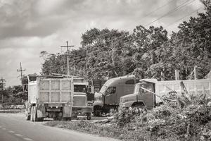 lkw muldenkipper bagger und andere industriefahrzeuge tulum mexiko. foto