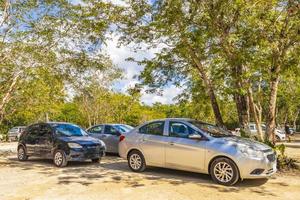 parkplatz mit autos dschungel nach kaan luum lagune mexiko. foto