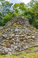 alte Maya-Stätte mit Tempelruinen Pyramidenartefakten Muyil Mexiko. foto