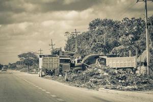 lkw muldenkipper bagger und andere industriefahrzeuge tulum mexiko. foto