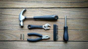 Werkzeuge auf Holzhintergrund foto