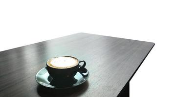 Kaffee Latte auf Holztisch. Isoliert auf weißem Hintergrund mit Beschneidungspfad. foto