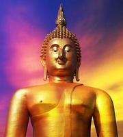 Buddha-Statue im Schamtempel von Thailand. getrennt auf buntem Himmelhintergrund mit Beschneidungspfad. foto