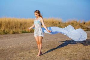 süßes schönes Mädchen im Sommer foto