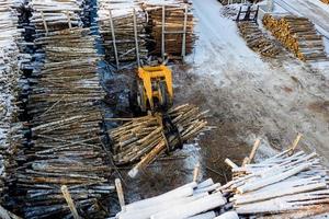 Loader lädt Protokolle in der Werksansicht von oben foto