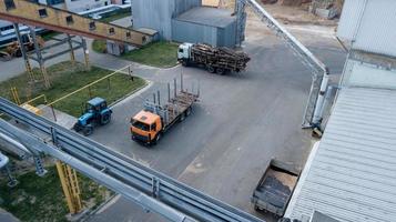 industrieunternehmen draufsicht, lkw und traktor foto