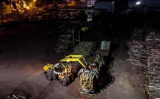 holzverarbeitende Fabrik. den Wald in den LKW laden. Nachtaufnahmen aus der Luft foto