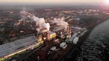 Fabrik in den Strahlen der aufgehenden Sonne foto