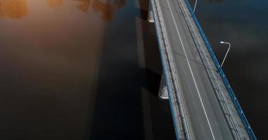 Brücke über den Fluss Luftaufnahme von oben Drohne foto