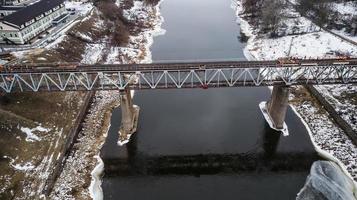 Reparatur der Eisenbahnbrücke über den Fluss. Luftaufnahmen mit Drohne foto