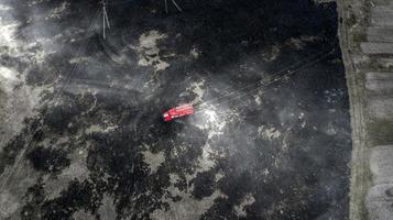 Feuerwehrleute löschen einen Brand im Wald durch Wasserfluten foto