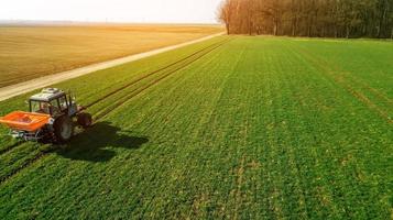 Landwirtschaftsaufnahmen mit Quadrocopter. Traktor auf dem Feld foto