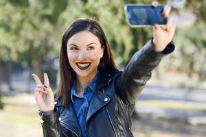 schöne junge Frau Selfie im Park foto